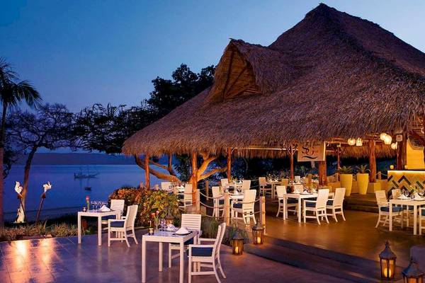 Außenbereich des Restaurants am Strand im Hotel Secrets Papagayo Costa Rica bei Nacht.