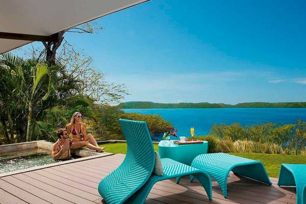 Paar am Pool mit Meerblick im Secrets Papagayo Costa Rica