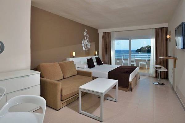 Innenansicht eines Hotelzimmers im Sol Wave House All Suites mit Blick auf das Meer.