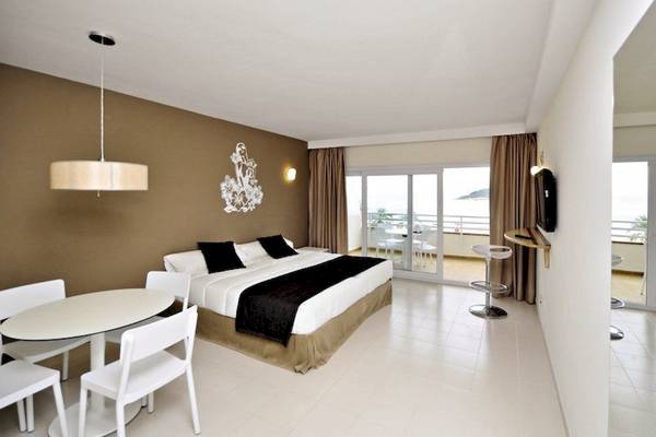Ein modernes Hotelzimmer im Sol Wave House All Suites mit Blick auf das Meer.
