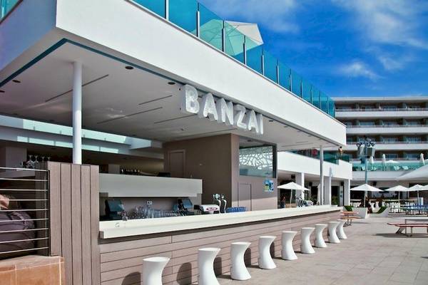 Außenansicht der Poolbar Banzai im Sol Wave House All Suites Hotel.