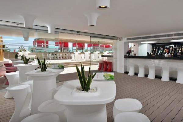 Innenansicht der Poolbar im Sol Wave House All Suites Hotel mit weißen Möbeln und einer Bar.