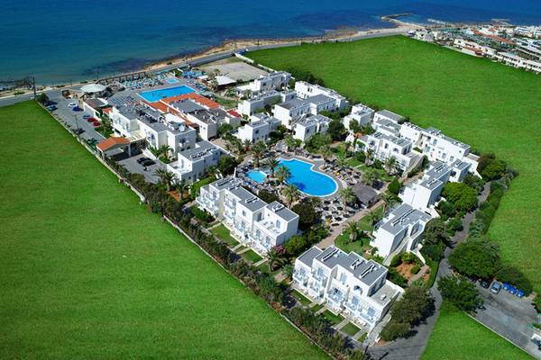 Luftaufnahme des Europa Beach Hotel & Spa mit Swimmingpool und Meerblick