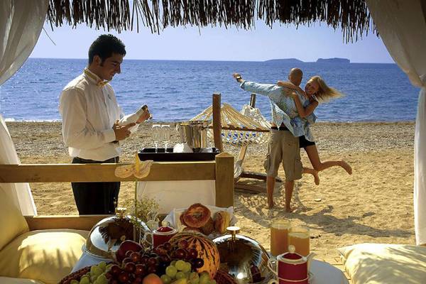 Strandbuffet-Service im Nirvana Dolce Vita Hotel mit Paar und Kellner.