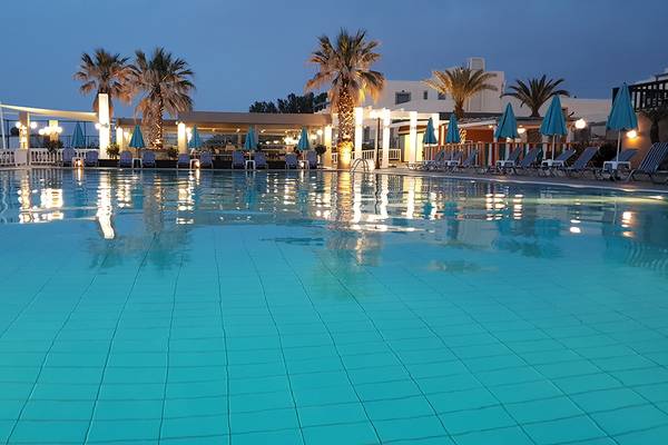 Nachtansicht des Schwimmbeckens und der Lounge-Bereiche des Europa Beach Hotel & Spa.