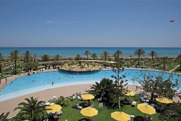 Luftaufnahme des Mahdia Beach & Aqua Park Hotels mit großem Pool, Palmen und Sonnenschirmen
