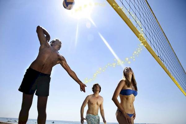 Drei Personen spielen Volleyball auf einem Strand am Mahdia Beach & Aqua Park.