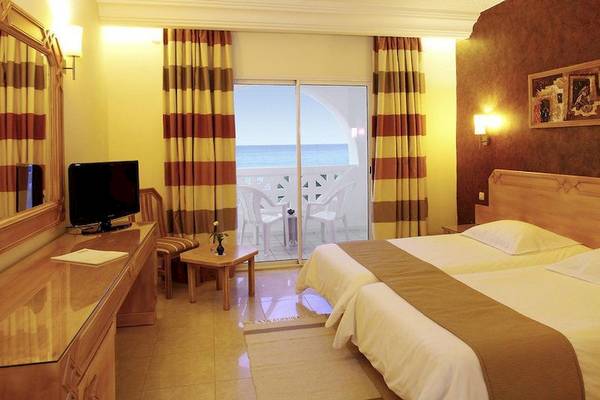Hotelzimmer im Mahdia Beach & Aqua Park mit zwei Betten und Meerblick.