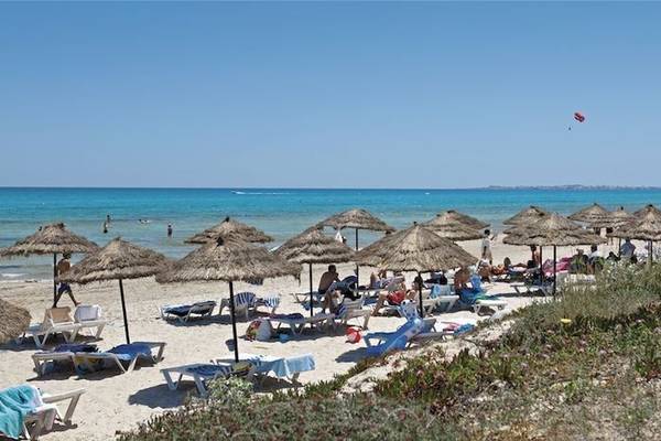 Strandszene im Mahdia Beach & Aqua Park mit vielen Sonnenschirmen und Sonnenbaedern.