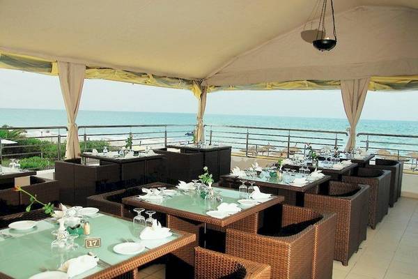 Terrasse des Mahdia Beach & Aqua Park Hotels mit Blick auf das Meer