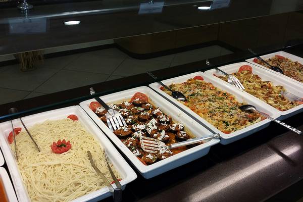 Mehrere Speisen in weißen Schalen auf einem Buffet im Europa Beach Hotel & Spa.