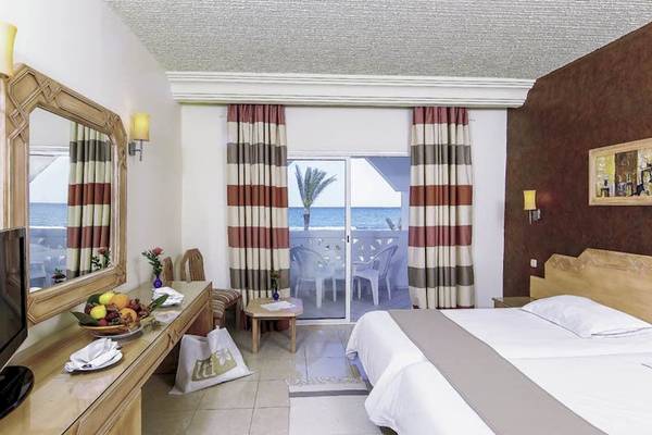 Hotelzimmer im Mahdia Beach & Aqua Park mit Meerblick und Balkon.
