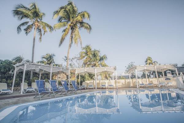 Schwimmbad unter Palmen im Iberostar Origin Bella Costa Hotel