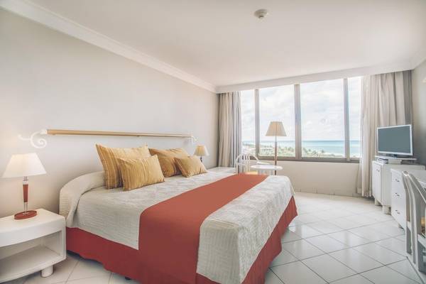 Zimmer im Iberostar Origin Bella Costa Hotel mit Blick auf das Meer.