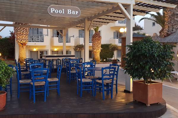 Außenbereich des Pool-Bars des Europa Beach Hotel & Spa mit blauen Stühlen und Tischen.