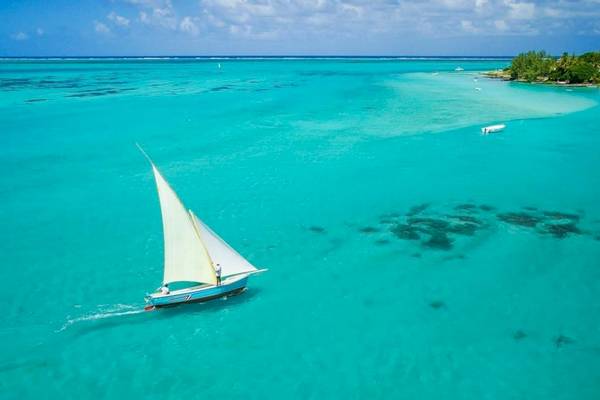 Ein Segelboot fährt auf dem blauen Meer in der Nähe von Preskil Island Resort.
