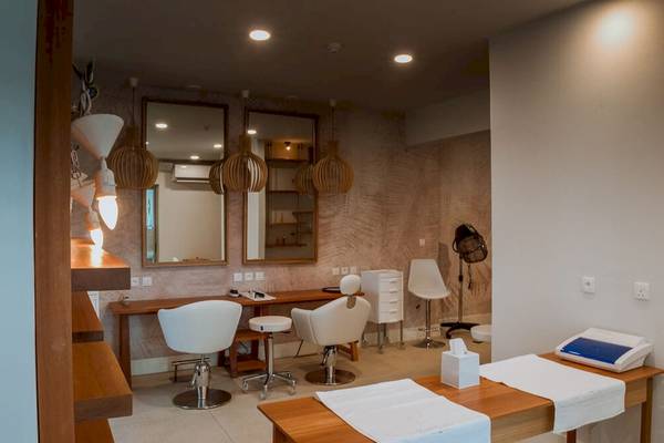 Innenansicht des Friseursalons im Preskil Island Resort mit Stühlen, Spiegeln und Geräten.
