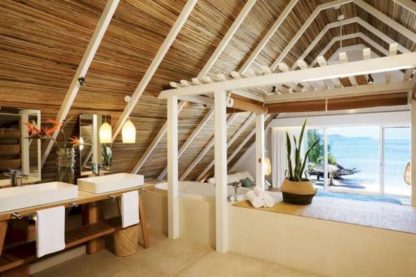 Badezimmer im Dachgeschoss des Preskil Island Resorts mit Blick auf den Ozean