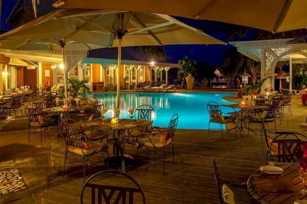 Außenbereich des Preskil Island Resorts mit Pool und gedeckten Tischen.