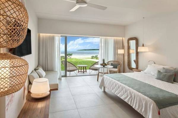 Hotelzimmer im Preskil Island Resort mit Blick auf den Strand und Meer.