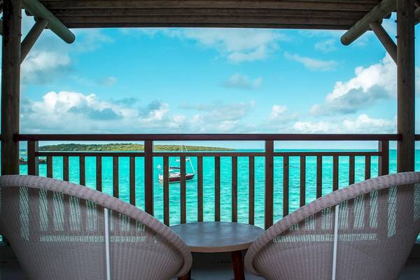 Balkon des Preskil Island Resorts mit Blick auf das Meer und eine kleine Insel.