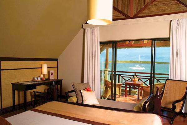 Innenansicht eines Zimmers im Preskil Island Resort mit Blick auf das Meer.