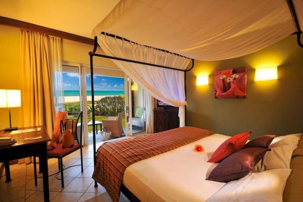 Zimmer im Preskil Island Resort mit einem Bett und einer Terrasse mit Meerblick.