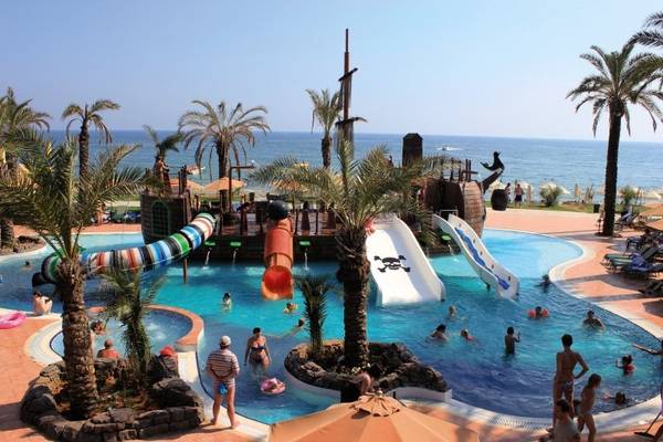 Piratenschiff Wasserpark im Long Beach Alanya Hotel mit vielen spielenden Kindern