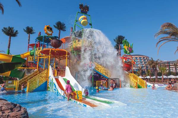 Wasserpark mit Rutschen und Wasserspielen im Long Beach Alanya