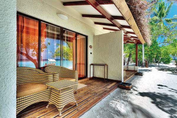 Balkon des Nakai Maayafushi Resorts mit Blick auf das Meer und tropische Vegetation.
