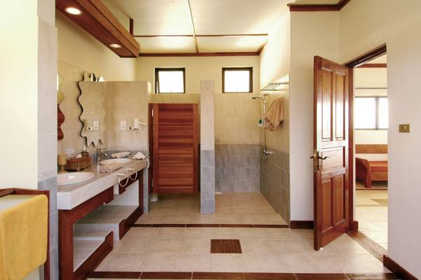 Das Duschbad des Nakai Maayafushi Resorts mit zwei Waschbecken und einer Dusche.