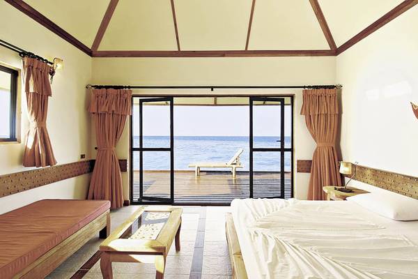 Zimmer im Nakai Maayafushi Resort mit Panoramablick auf das Meer von einer großen Terrasse aus.