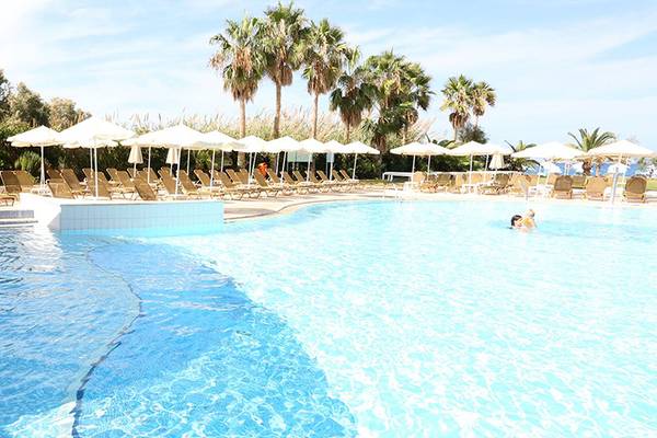 Außenpoolbereich des Minos Mare Hotels mit Sonnenliegen und Schirmen