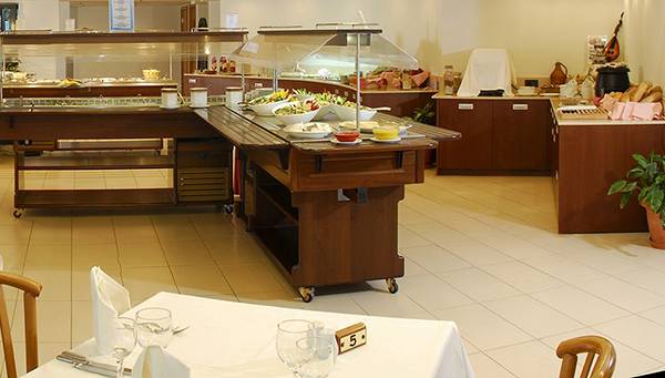 Das Restaurant des Minos Mare Hotels mit gedeckten Tischen und Buffets