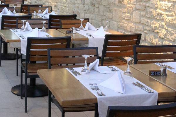Bereite Tische im Minos Mare Hotelrestaurant mit weißen Tischdecken und Besteck