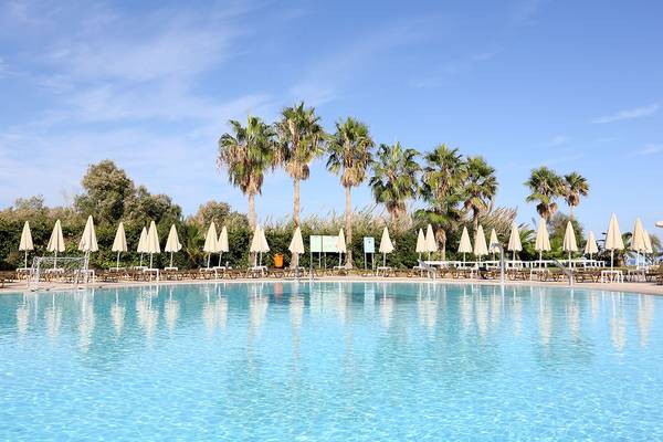 Minos Mare Hotel Außenpool mit Palmen und Sonnenliegen