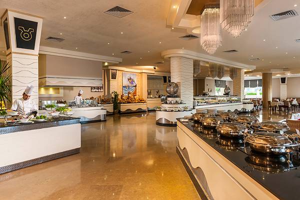 Buffetbereich im Rixos Sharm El Sheikh Hotel mit Köchen und Essensstationen.