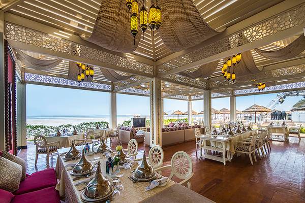 Innenansicht des Rixos Sharm El Sheikh Restaurants mit Blick auf das Meer.