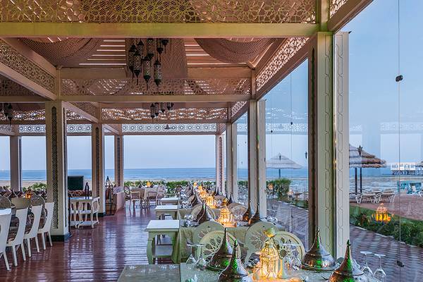 Innenansicht des Restaurants im Rixos Sharm El Sheikh Hotel mit Blick auf das Meer.