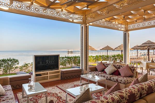 Loungebereich des Rixos Sharm El Sheikh Hotels mit Blick auf das Meer und eine Terrasse.