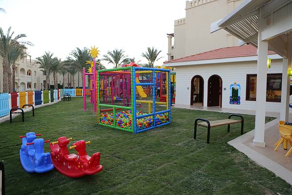 Kinderspielplatz im Rixos Sharm El Sheikh Hotel mit bunten Spielgeräten und Sandkasten.
