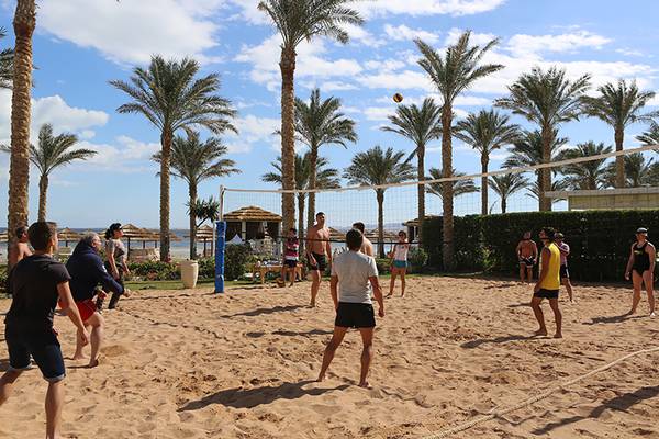 Volleyballspieler auf einem Sandplatz im Rixos Sharm El Sheikh
