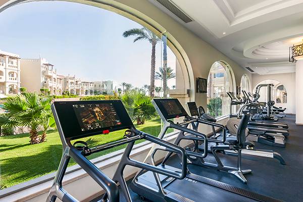 Fitnesscenter im Rixos Sharm El Sheikh Hotel mit Blick auf das Gelände