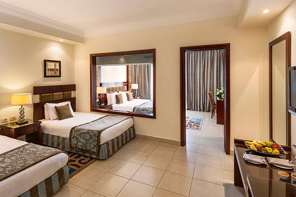 Doppelbettzimmer im Rixos Sharm El Sheikh Hotel mit Blick auf ein Spiegelbild des Zimmers.