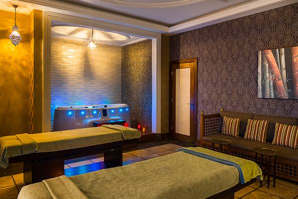 Spa-Behandlungsraum im Rixos Sharm El Sheikh mit zwei Massagetischen und einem Whirlpool.