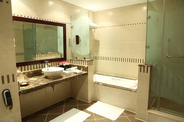 Badezimmer im Rixos Sharm El Sheikh mit Badewanne, Dusche, Waschbecken und Spiegel.