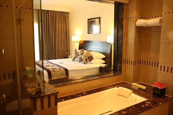 Hotelzimmer mit Bett und Badewanne im Rixos Sharm El Sheikh.