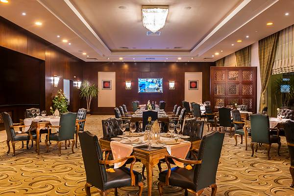 Innenansicht des Restaurants im Rixos Sharm El Sheikh Hotel mit gedeckten Tischen und Stühlen.
