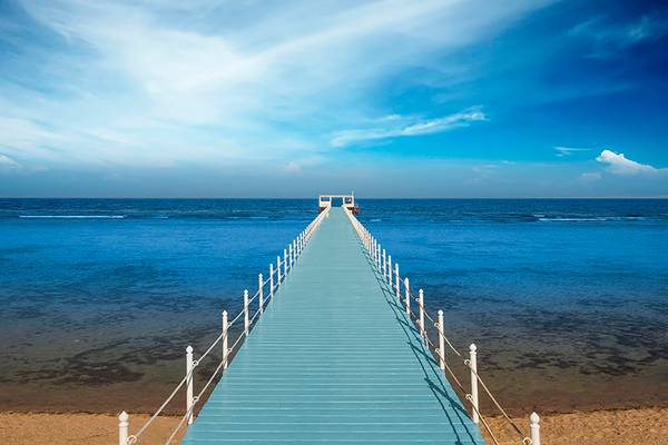 Lange blaue Pier, die ins Meer führt, von Rixos Sharm El Sheikh