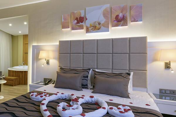 Hotelzimmer mit Herzform aus Blumen im Asia Beach Resort & Spa